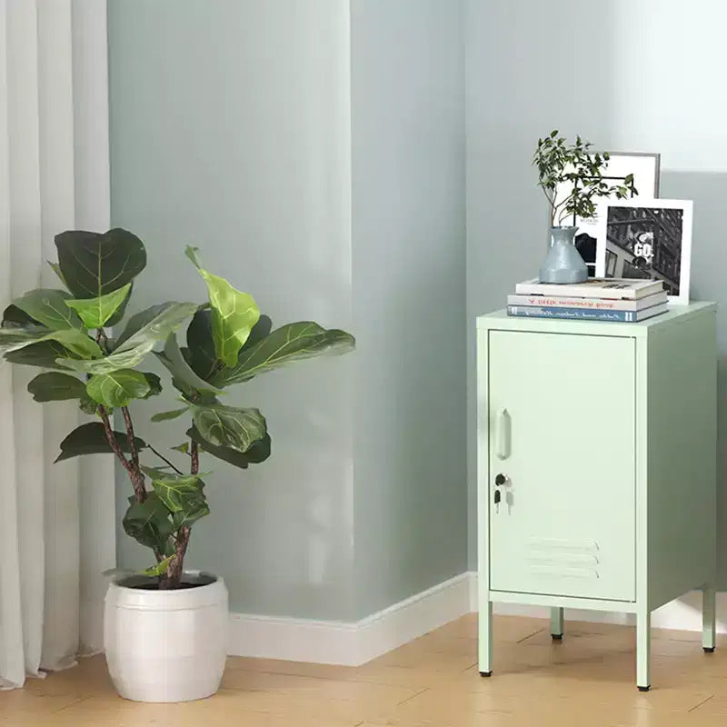 Tavolino in metallo a un'anta COZONY, mobiletto contenitore con serratura e ripiano regolabile per soggiorno e camera da letto