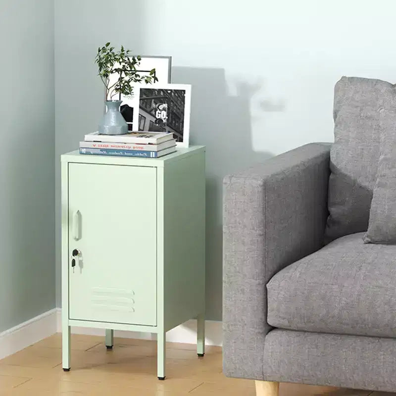 Tavolino in metallo a un'anta COZONY, mobiletto contenitore con serratura e ripiano regolabile per soggiorno e camera da letto