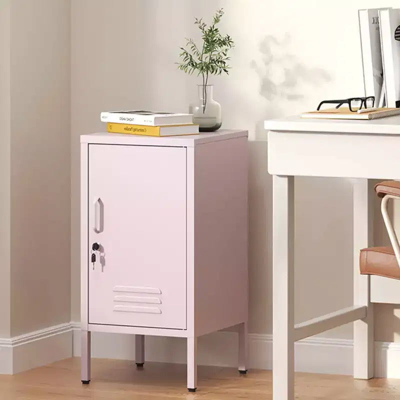 Tavolino in metallo a un'anta COZONY, mobiletto contenitore con serratura e ripiano regolabile per soggiorno e camera da letto