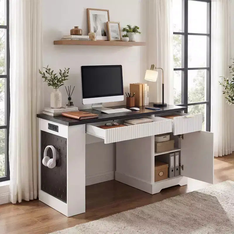 Scrivania da computer moderna in legno scanalato Okak con mobiletto, pannello forato e vassoio per tastiera, Scrivania da scrittura alla moda con contenitore per ufficio, studio
