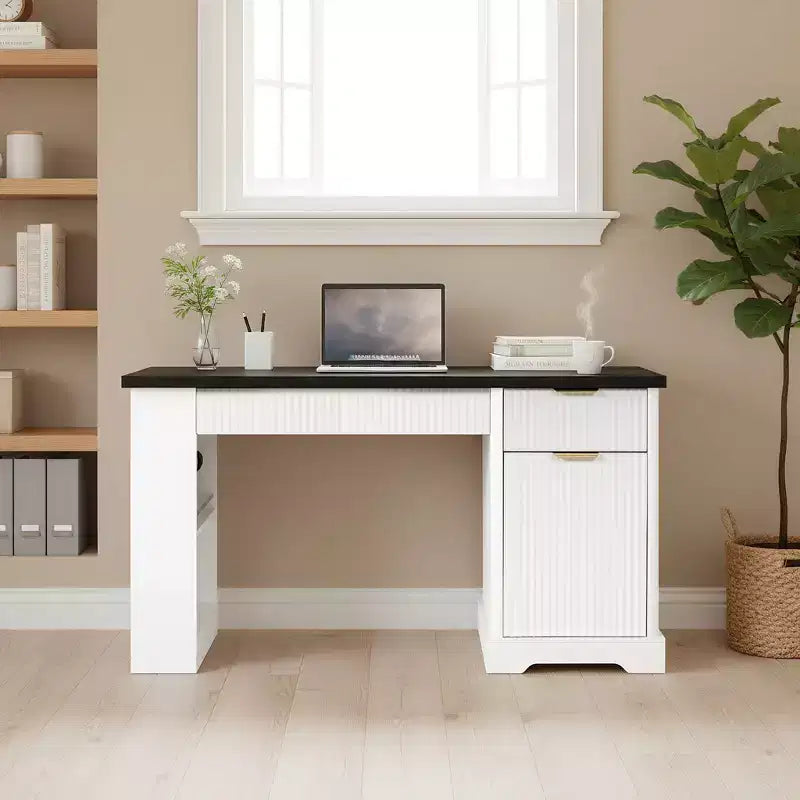 Scrivania da computer moderna in legno scanalato Okak con mobiletto, pannello forato e vassoio per tastiera, Scrivania da scrittura alla moda con contenitore per ufficio, studio