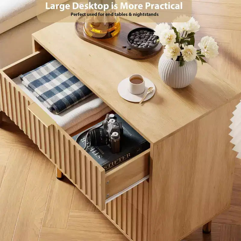 Cassettiera COZONY Natural a 3 cassetti, comodino moderno scanalato con cassetti profondi e piano ampio