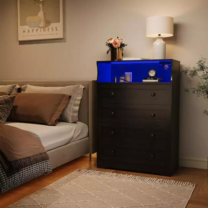 Cassettiera in legno a 4 cassetti COZONY con luci a LED e stazione di ricarica, comodino moderno e organizer per la conservazione