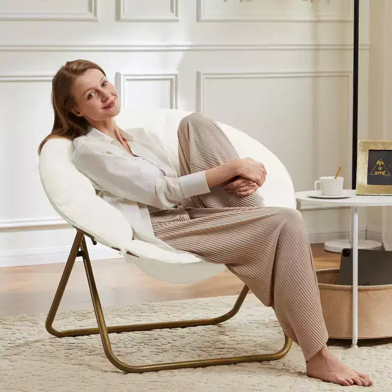 Poltrona moderna comoda in finta pelliccia Okak con struttura in metallo, poltrona a uovo dal design pieghevole, poltrona con braccioli per soggiorno, camera da letto, ufficio