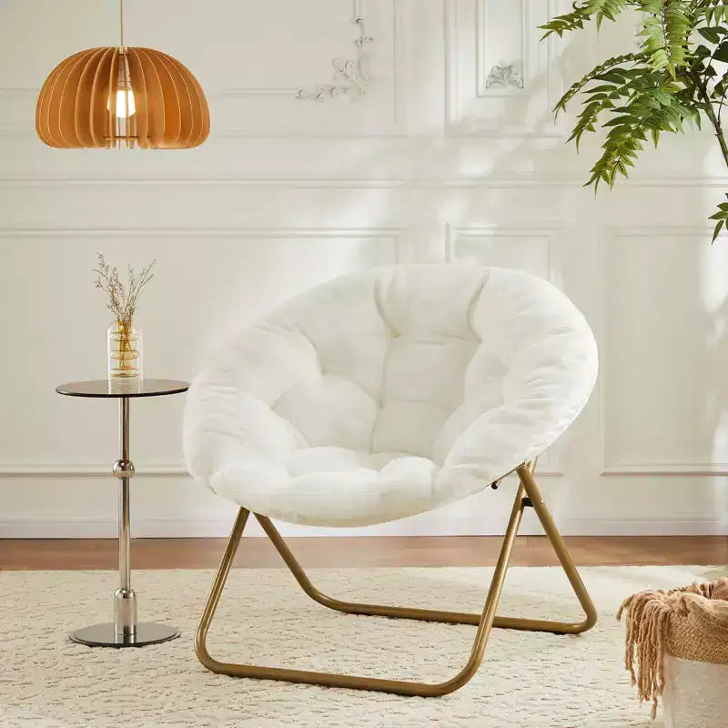 Poltrona moderna comoda in finta pelliccia Okak con struttura in metallo, poltrona a uovo dal design pieghevole, poltrona con braccioli per soggiorno, camera da letto, ufficio