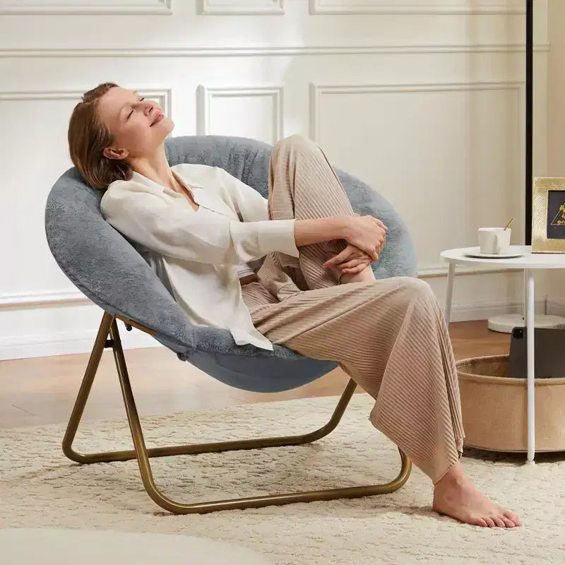Poltrona moderna comoda in finta pelliccia Okak con struttura in metallo, poltrona a uovo dal design pieghevole, poltrona con braccioli per soggiorno, camera da letto, ufficio