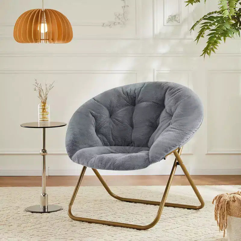 Poltrona moderna comoda in finta pelliccia Okak con struttura in metallo, poltrona a uovo dal design pieghevole, poltrona con braccioli per soggiorno, camera da letto, ufficio