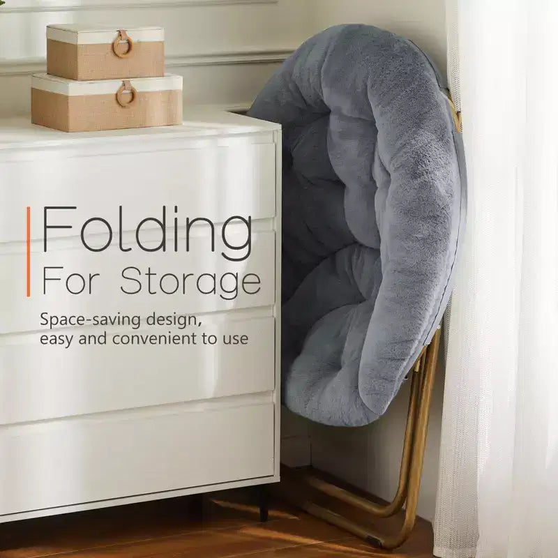 Poltrona moderna comoda in finta pelliccia Okak con struttura in metallo, poltrona a uovo dal design pieghevole, poltrona con braccioli per soggiorno, camera da letto, ufficio