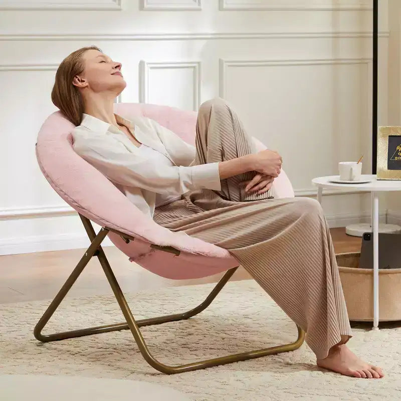 Poltrona moderna comoda in finta pelliccia Okak con struttura in metallo, poltrona a uovo dal design pieghevole, poltrona con braccioli per soggiorno, camera da letto, ufficio