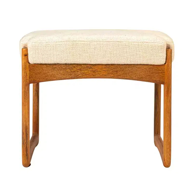 Sgabello Storied Home in legno di mango e tessuto bouclé, naturale
