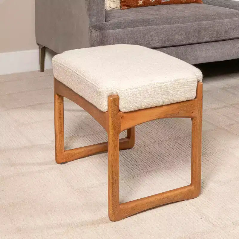 Sgabello Storied Home in legno di mango e tessuto bouclé, naturale