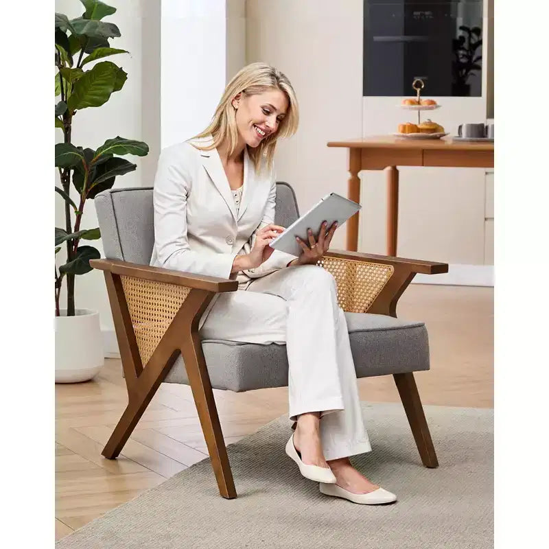 Poltrona imbottita in lino, sedia da trucco vintage in rattan in stile moderno di metà secolo con braccioli e gambe in legno per soggiorno camera da letto