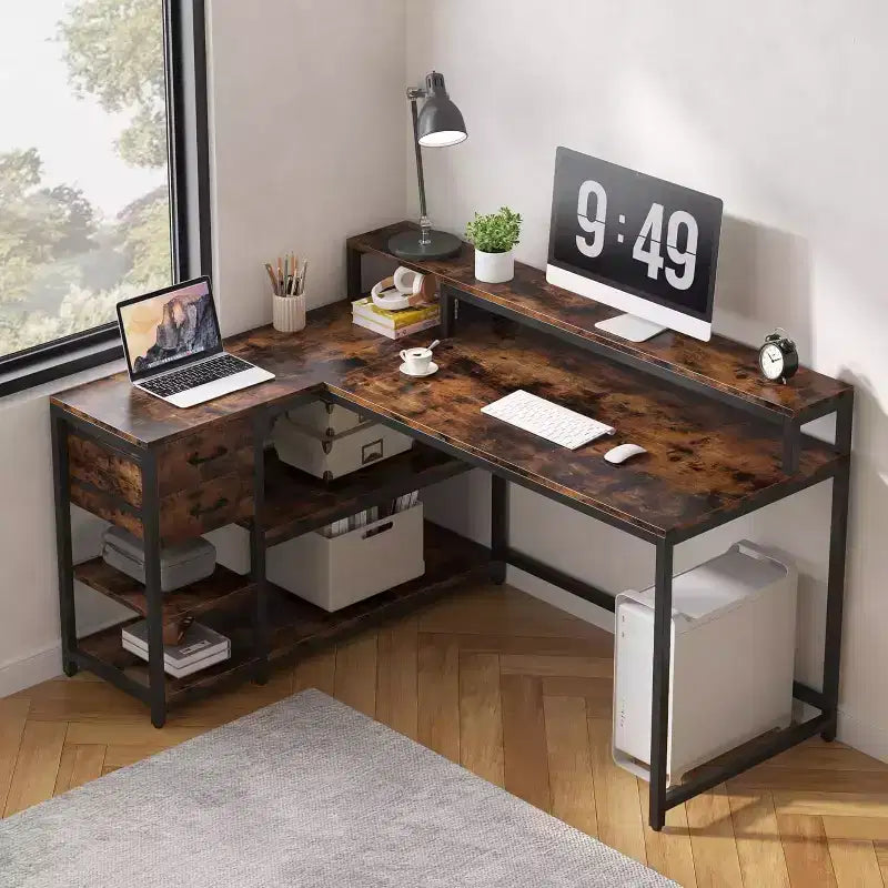 Scrivania angolare a L Lantine con cassetti e mensole, tavolo da computer angolare da 140 x 60 cm con supporto per monitor per ufficio e gaming, per piccoli spazi