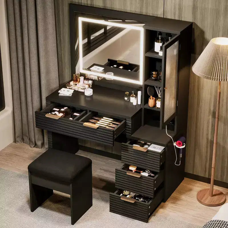 GDFStudio Doris Moderna Specchiera da Trucco in Legno con Sgabello, Specchio Illuminato a LED, Vetrinetta con Porta in Vetro, 5 Cassetti e Stazione di Ricarica