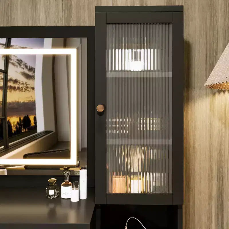 GDFStudio Doris Moderna Specchiera da Trucco in Legno con Sgabello, Specchio Illuminato a LED, Vetrinetta con Porta in Vetro, 5 Cassetti e Stazione di Ricarica