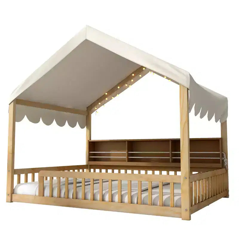 Letto a terra full-size con luce a LED, letto a terra in legno a forma di casa con librerie portaoggetti, recinzione e tenda per bambini e bambine