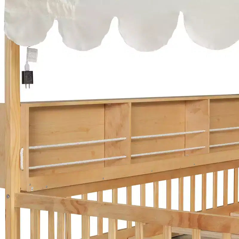 Letto a terra full-size con luce a LED, letto a terra in legno a forma di casa con librerie portaoggetti, recinzione e tenda per bambini e bambine