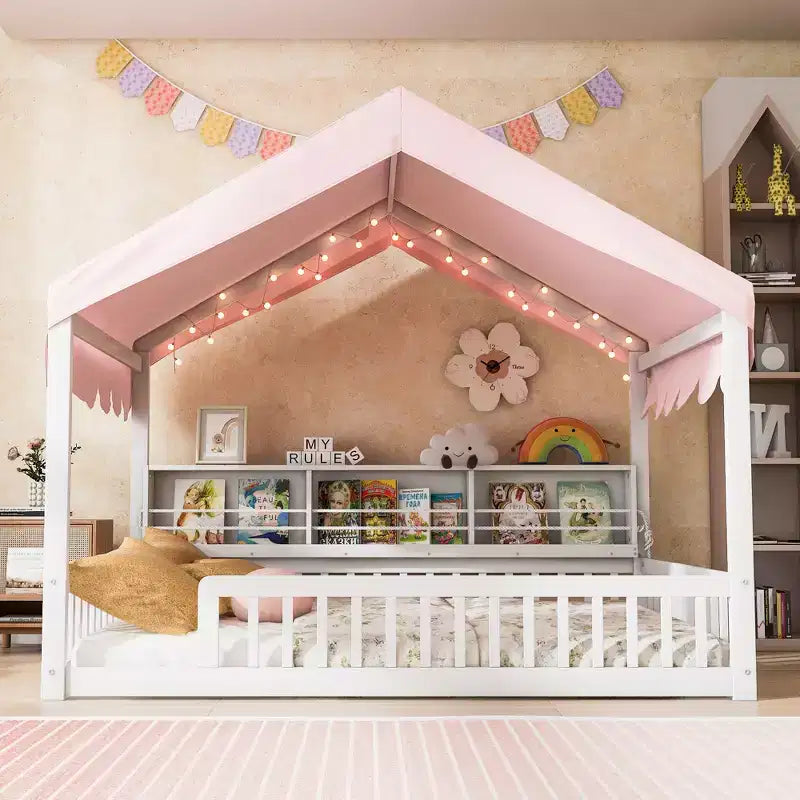 Letto a terra full-size con luce a LED, letto a terra in legno a forma di casa con librerie portaoggetti, recinzione e tenda per bambini e bambine