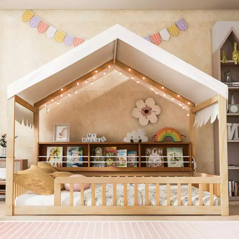 Letto a terra full-size con luce a LED, letto a terra in legno a forma di casa con librerie portaoggetti, recinzione e tenda per bambini e bambine