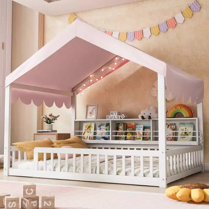 Letto a terra full-size con luce a LED, letto a terra in legno a forma di casa con librerie portaoggetti, recinzione e tenda per bambini e bambine