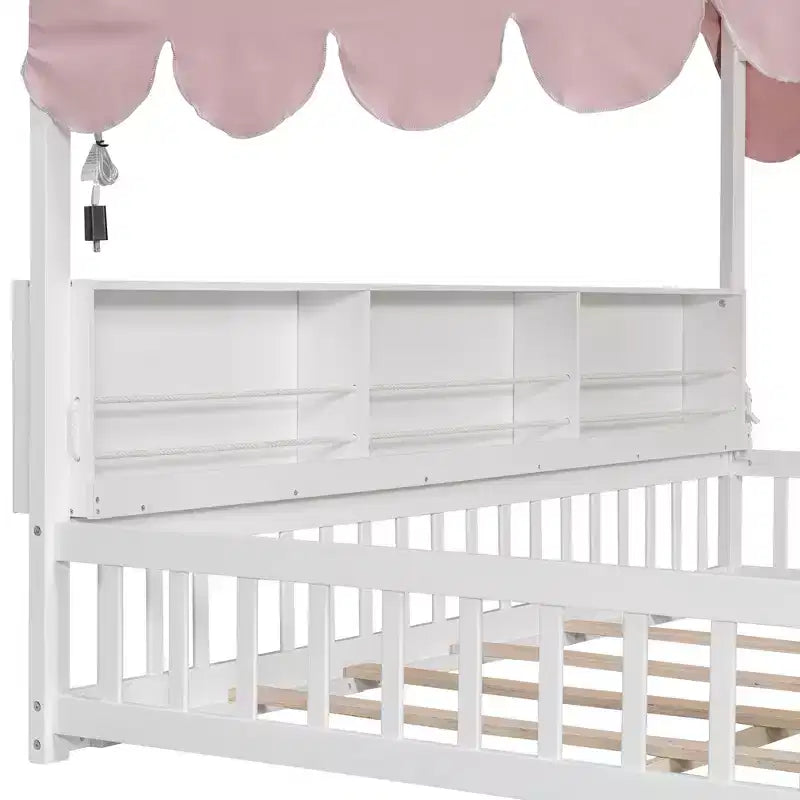 Letto a terra full-size con luce a LED, letto a terra in legno a forma di casa con librerie portaoggetti, recinzione e tenda per bambini e bambine