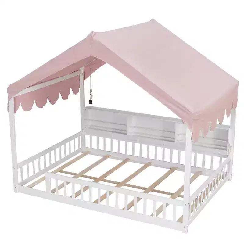 Letto a terra full-size con luce a LED, letto a terra in legno a forma di casa con librerie portaoggetti, recinzione e tenda per bambini e bambine