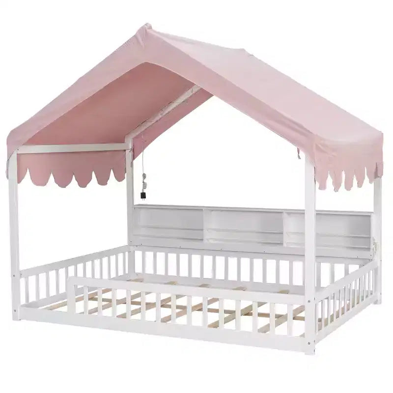 Letto a terra full-size con luce a LED, letto a terra in legno a forma di casa con librerie portaoggetti, recinzione e tenda per bambini e bambine