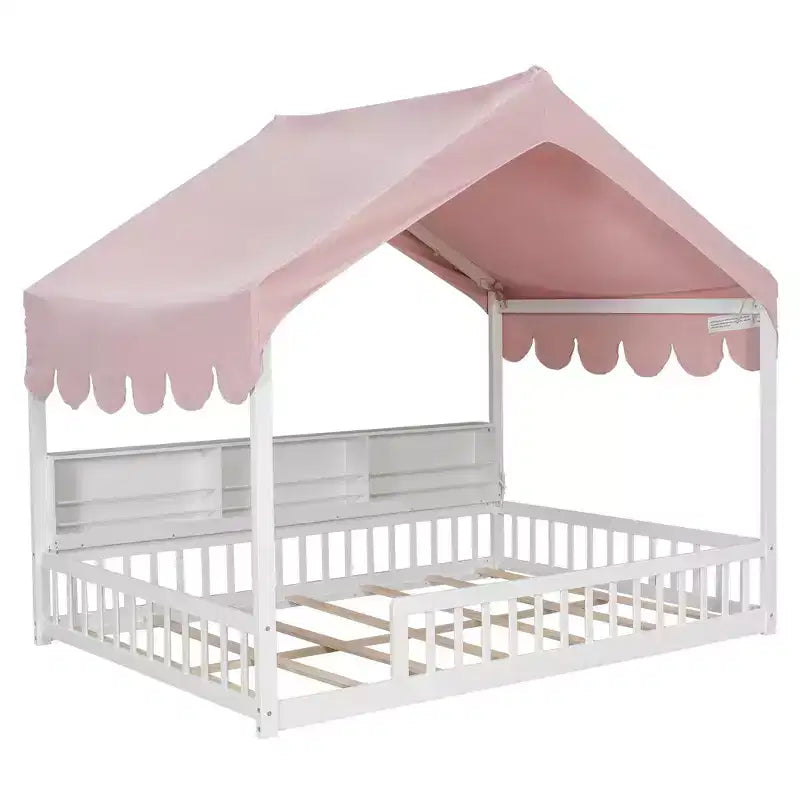 Letto a terra full-size con luce a LED, letto a terra in legno a forma di casa con librerie portaoggetti, recinzione e tenda per bambini e bambine