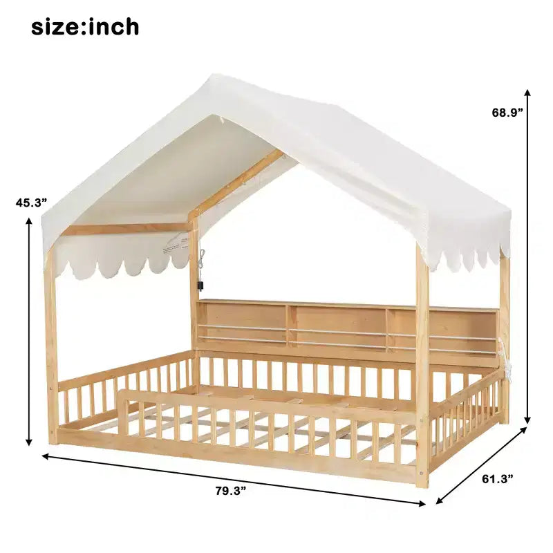 Letto a terra full-size con luce a LED, letto a terra in legno a forma di casa con librerie portaoggetti, recinzione e tenda per bambini e bambine