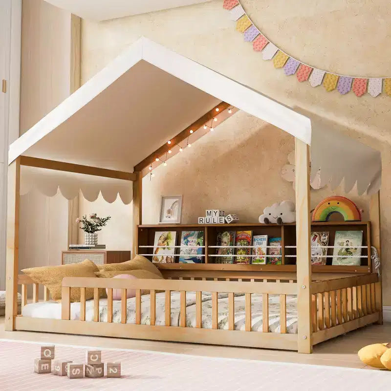 Letto a terra full-size con luce a LED, letto a terra in legno a forma di casa con librerie portaoggetti, recinzione e tenda per bambini e bambine