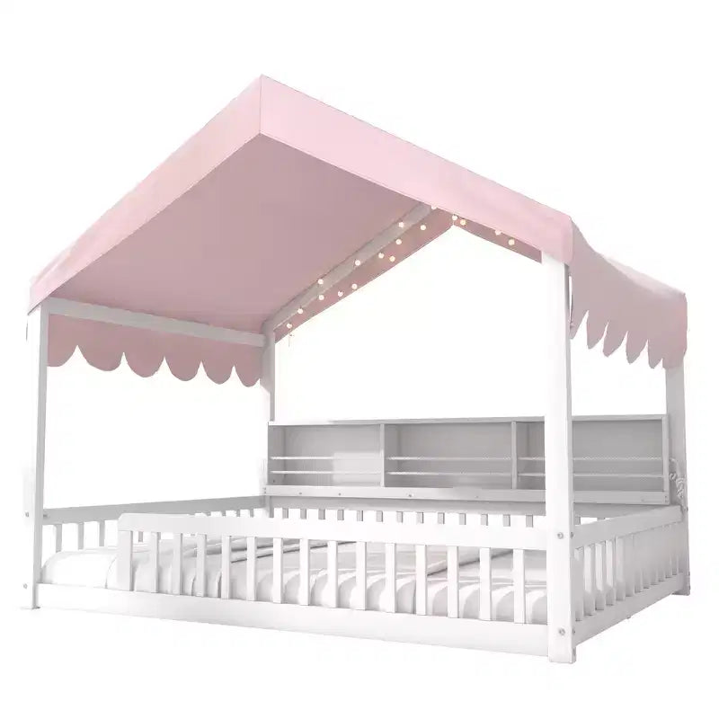 Letto a terra full-size con luce a LED, letto a terra in legno a forma di casa con librerie portaoggetti, recinzione e tenda per bambini e bambine