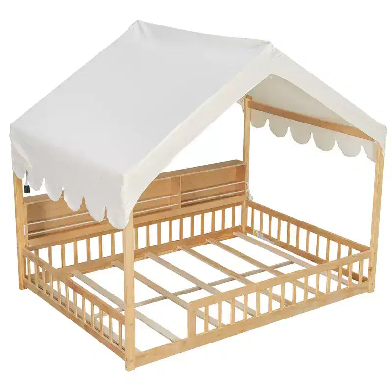 Letto a terra full-size con luce a LED, letto a terra in legno a forma di casa con librerie portaoggetti, recinzione e tenda per bambini e bambine