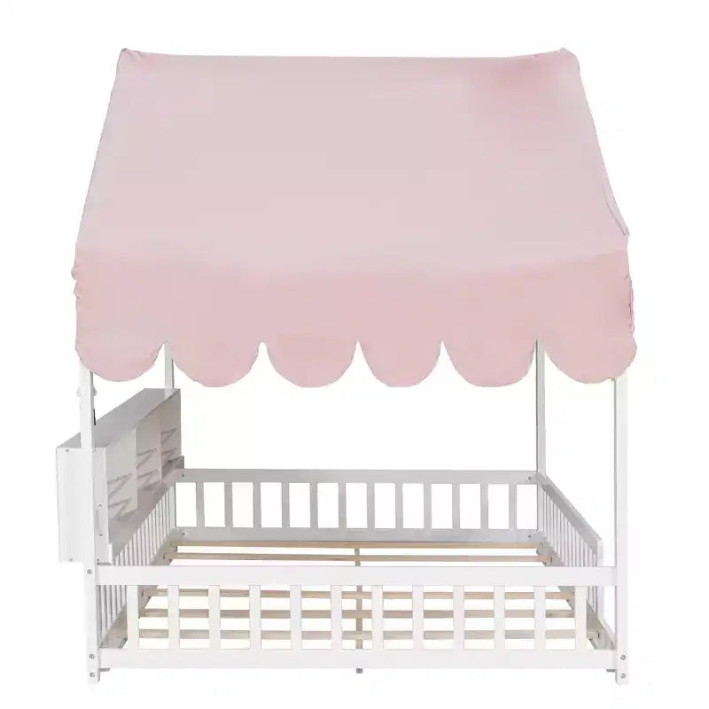 Letto a terra full-size con luce a LED, letto a terra in legno a forma di casa con librerie portaoggetti, recinzione e tenda per bambini e bambine