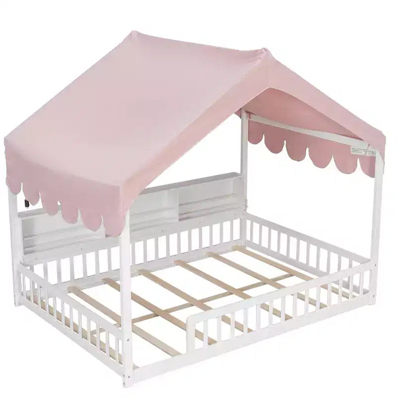 Letto a terra full-size con luce a LED, letto a terra in legno a forma di casa con librerie portaoggetti, recinzione e tenda per bambini e bambine