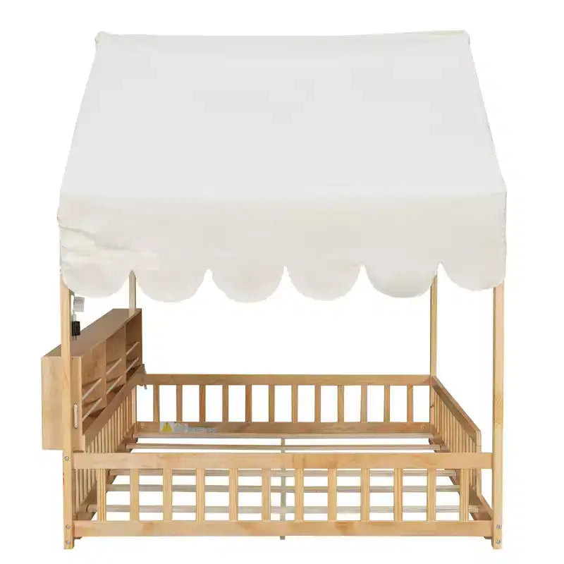 Letto a terra full-size con luce a LED, letto a terra in legno a forma di casa con librerie portaoggetti, recinzione e tenda per bambini e bambine