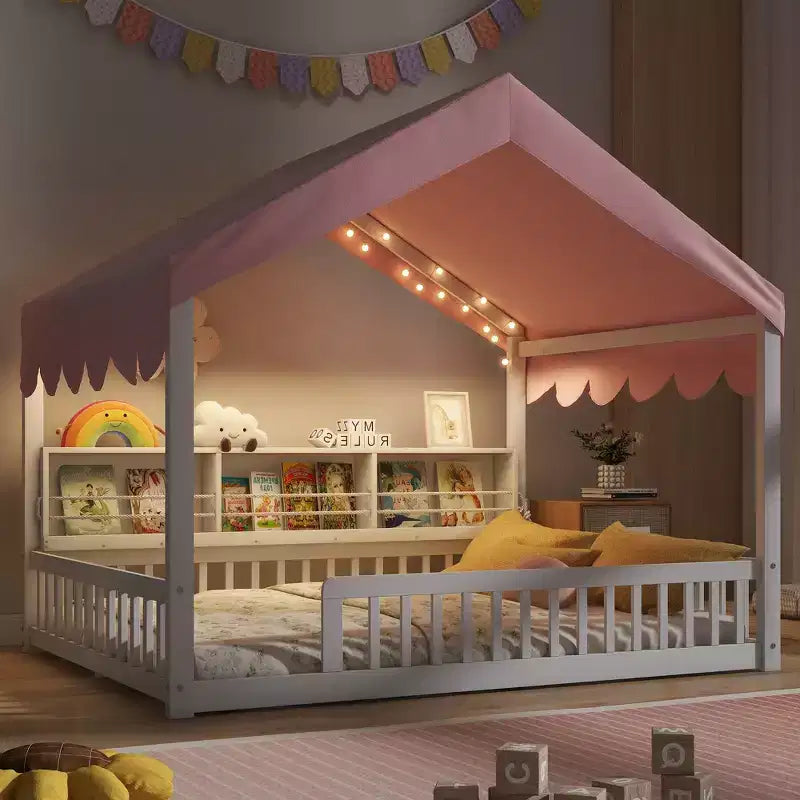 Letto a terra full-size con luce a LED, letto a terra in legno a forma di casa con librerie portaoggetti, recinzione e tenda per bambini e bambine