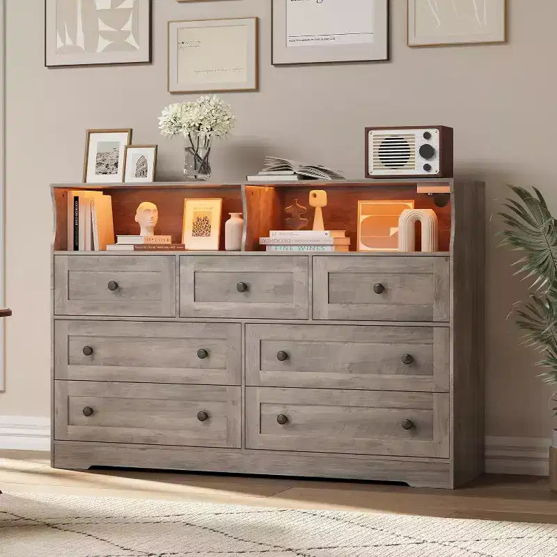 Comò in legno a 7 cassetti, con 2 vani a giorno e luci a LED per camera da letto e soggiorno, Legno chiaro anticato