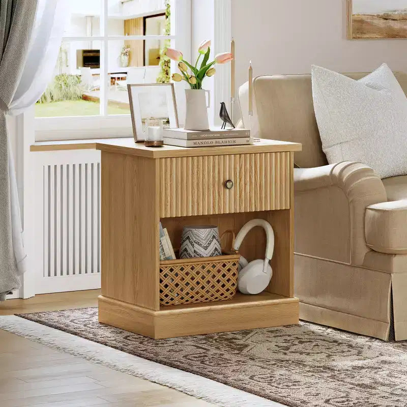 Comodino scanalato da 24 pollici con cassetto, comodino moderno di metà secolo con ripiano aperto, comodino in legno con base a bordo curvo per soggiorno camera da letto