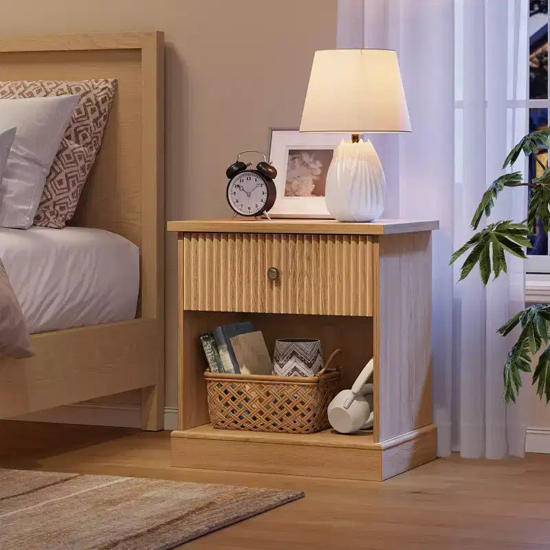 Comodino scanalato da 24 pollici con cassetto, comodino moderno di metà secolo con ripiano aperto, comodino in legno con base a bordo curvo per soggiorno camera da letto