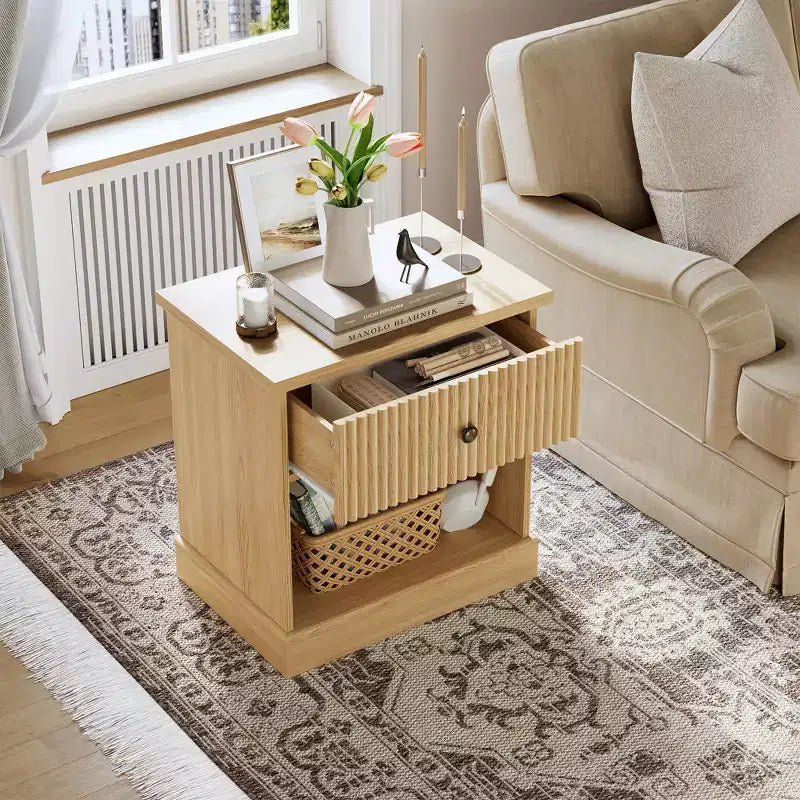 Comodino scanalato da 24 pollici con cassetto, comodino moderno di metà secolo con ripiano aperto, comodino in legno con base a bordo curvo per soggiorno camera da letto