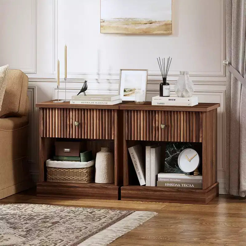 Comodino scanalato da 24 pollici con cassetto, comodino moderno di metà secolo con ripiano aperto, comodino in legno con base a bordo curvo per soggiorno camera da letto