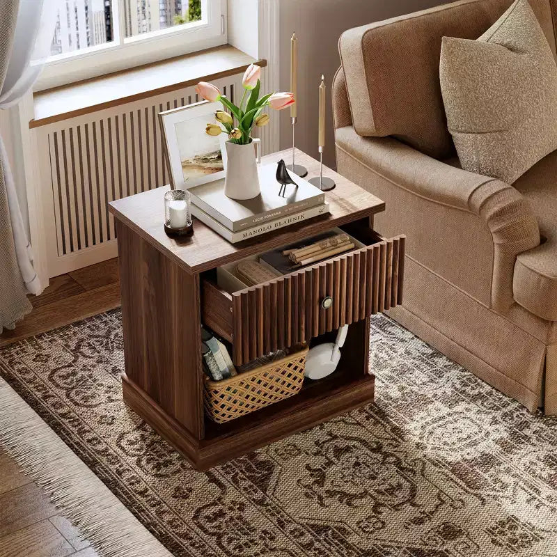 Comodino scanalato da 24 pollici con cassetto, comodino moderno di metà secolo con ripiano aperto, comodino in legno con base a bordo curvo per soggiorno camera da letto
