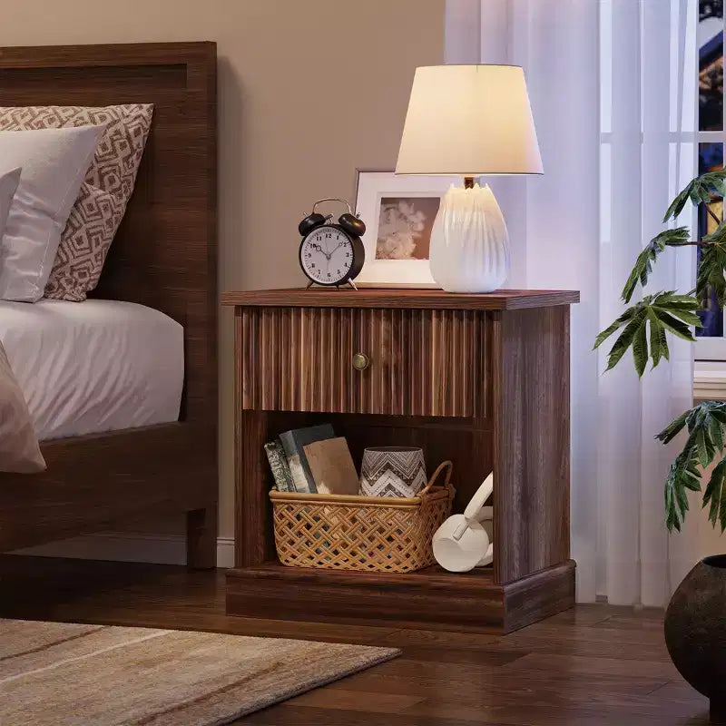 Comodino scanalato da 24 pollici con cassetto, comodino moderno di metà secolo con ripiano aperto, comodino in legno con base a bordo curvo per soggiorno camera da letto