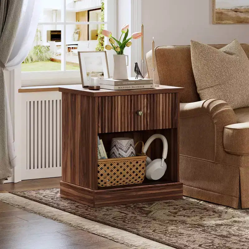Comodino scanalato da 24 pollici con cassetto, comodino moderno di metà secolo con ripiano aperto, comodino in legno con base a bordo curvo per soggiorno camera da letto