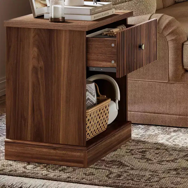 Comodino scanalato da 24 pollici con cassetto, comodino moderno di metà secolo con ripiano aperto, comodino in legno con base a bordo curvo per soggiorno camera da letto