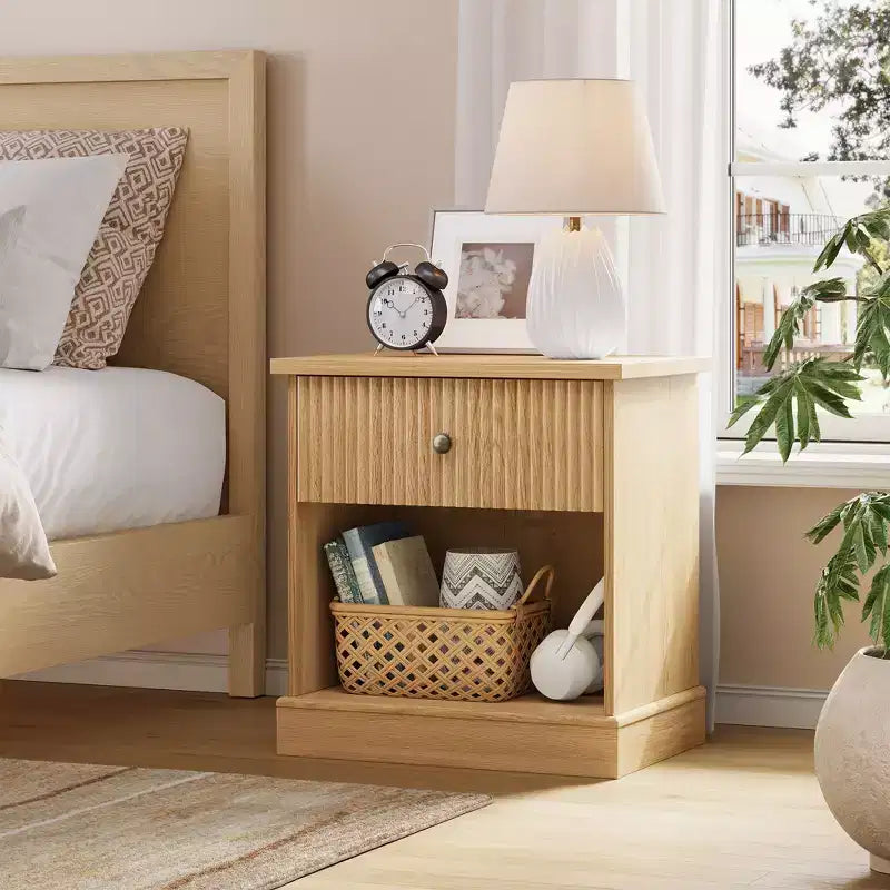 Comodino scanalato da 24 pollici con cassetto, comodino moderno di metà secolo con ripiano aperto, comodino in legno con base a bordo curvo per soggiorno camera da letto