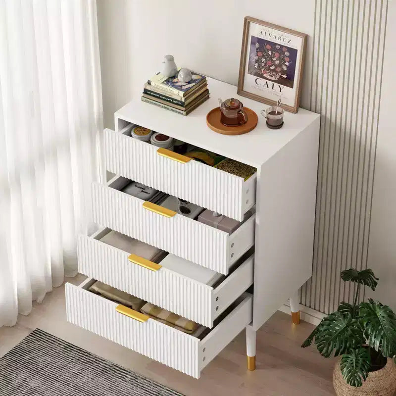 Comò per camera da letto, cassettiera moderna a 4 cassetti con maniglie e gambe in metallo dorate, comodino piccolo scanalato
