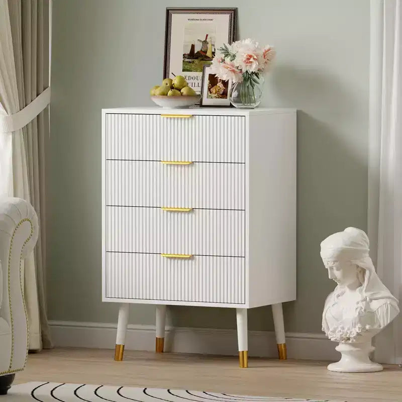 Comò per camera da letto, cassettiera moderna a 4 cassetti con maniglie e gambe in metallo dorate, comodino piccolo scanalato