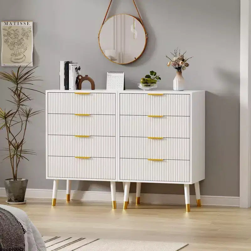 Comò per camera da letto, cassettiera moderna a 4 cassetti con maniglie e gambe in metallo dorate, comodino piccolo scanalato
