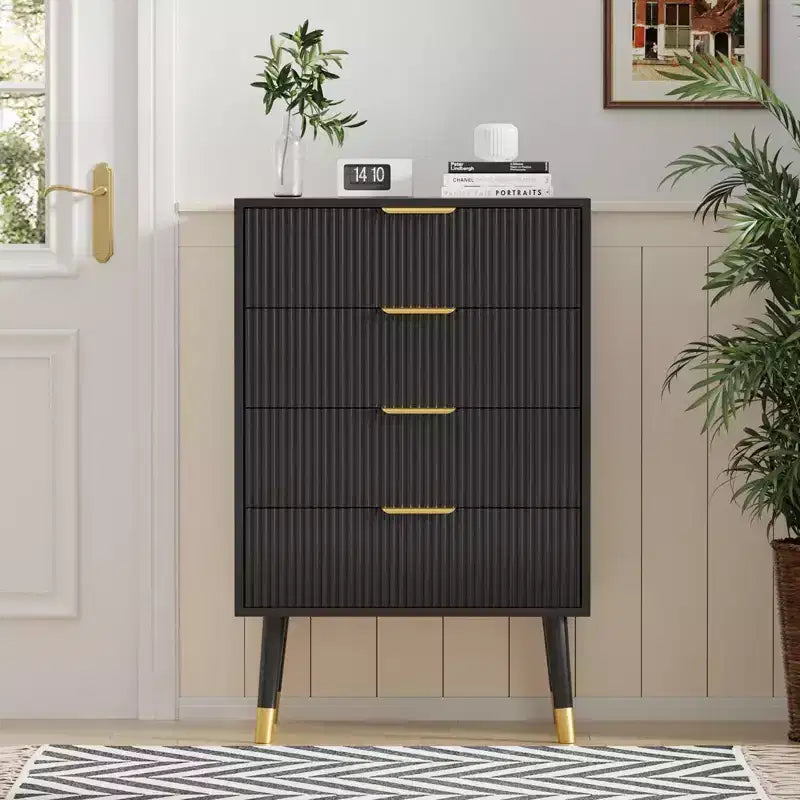 Comò per camera da letto, cassettiera moderna a 4 cassetti con maniglie e gambe in metallo dorate, comodino piccolo scanalato